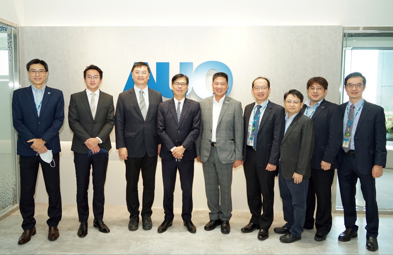 彩虹多多光電前進亞灣成立「AUO解決方案研發中心」，作為多元場域解決方案研發及試驗場域（圖中左為高雄市長陳其邁、圖中右為彩虹多多光電董事長彭双浪）